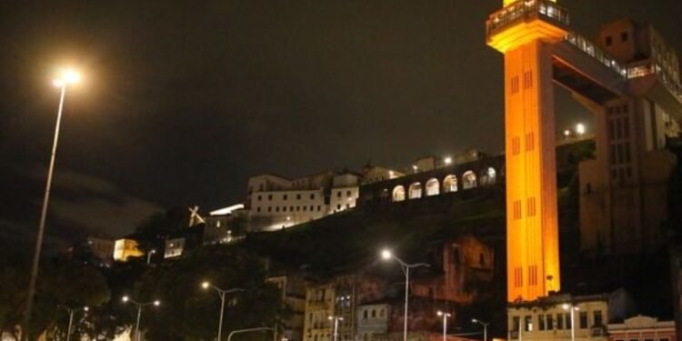 Elevador Lacerda recebeu iluminação especial. Crédito: Lucas Moura/Divulgação