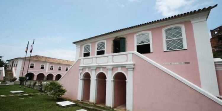 Prédio histórico é tombado, mas isso não o impede de ser leiloado. . Crédito: Marina Silva/Arquivo CORREIO