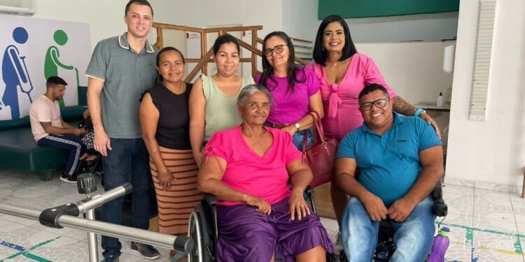 Pacientes de Juazeiro recebem cadeiras de rodas