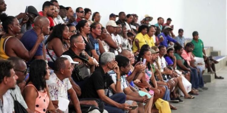 Barraqueiros se reúnem com Semop pra discutir reordenamento da orla. Crédito: Bruno Concha/Secom