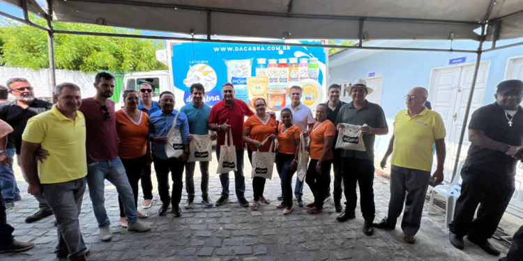 Luciano Araujo e comitiva de deputados visitam Valente visando a inclusão de instituto no Projeto Brave