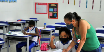 De acordo com a gestão municipal, a proposição tem por finalidade valorizar os profissionais da educação - Foto: Felipe Iruatã / Ag A Tarde