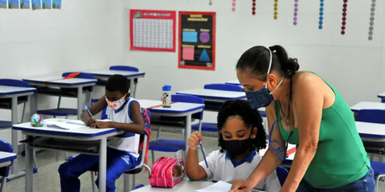 De acordo com a gestão municipal, a proposição tem por finalidade valorizar os profissionais da educação - Foto: Felipe Iruatã / Ag A Tarde