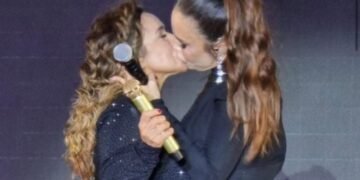 Ivete e Daniela se beijam em show. Crédito: Redes sociais e Célia Santos