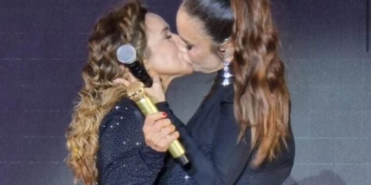 Ivete e Daniela se beijam em show. Crédito: Redes sociais e Célia Santos