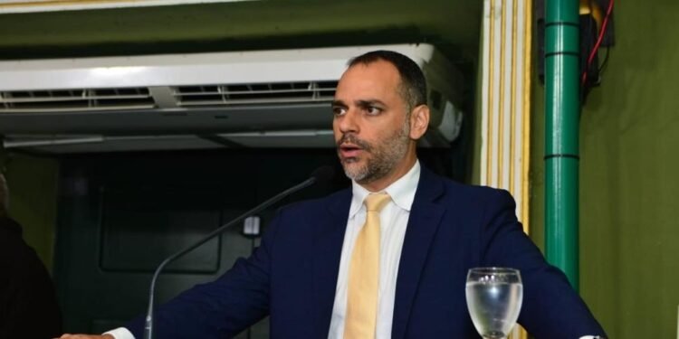 Augusto Vasconcelos questiona Prefeito