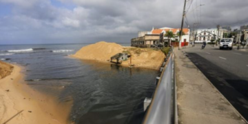 Resíduos foram lançados ao mar durante manutenção de estação. Crédito: Marina Silva/CORREIO