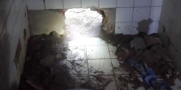 Detentos abriram um buraco em sanitário da PLB. Crédito: Reprodução