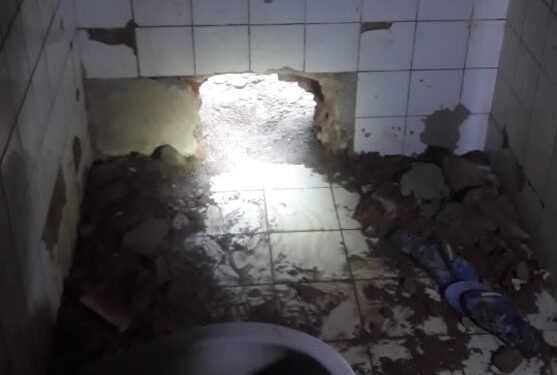 Detentos abriram um buraco em sanitário da PLB. Crédito: Reprodução