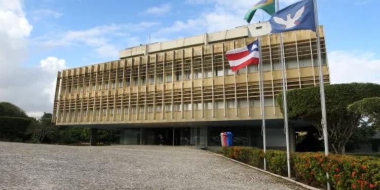 Resultado é comemorado por Jerônimo e pelo titular da Sefaz, Manoel Vitório - Foto: Pedro Moraes | GOVBA