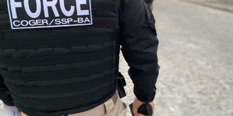 Mandados são cumpridos contra delegado, investigador e pms