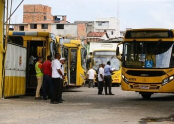 Ônibus deixam garagens após assembleias. Crédito: Arisson Marinho/CORREIO