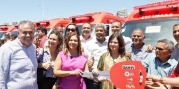 Jerônimo Rodrigues (PT) e ministra da Saúde, Nísia Trindade, participaram de entrega de 36 ambulâncias para Samu - Foto: Rafael Martins/GOVBA