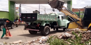 Prefeitura remove mais de 15 toneladas de entulhos