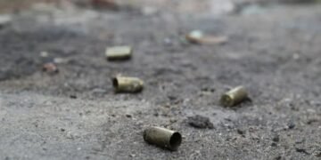Cápsulas de balas ficaram espalhadas nas ruas. Crédito: Arisson Marinho/CORREIO
