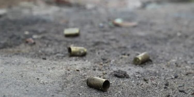 Cápsulas de balas ficaram espalhadas nas ruas. Crédito: Arisson Marinho/CORREIO