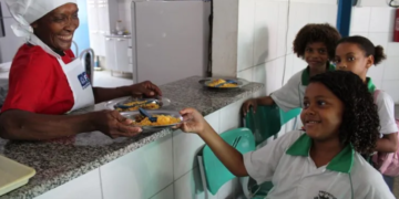 Nas unidades públicas a oferta e distribuição dos alimentos vão obedecer aos dispositivos previstos no Programa de Alimentação Escolar (PNAE) - Foto: Sara Silva | Câmara Municipal de Feira de Santana