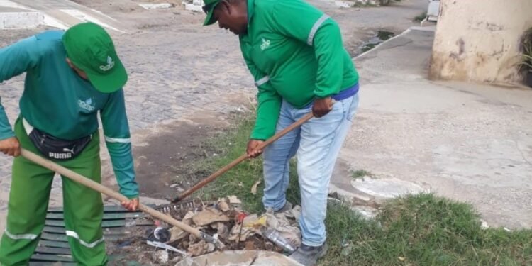 Prefeitura segue com trabalho de limpeza de bueiros e canais