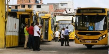 Ônibus deixam garagens após assembleias. Crédito: Arisson Marinho/CORREIO