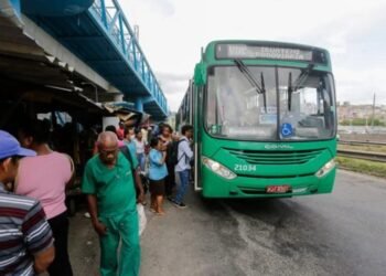 Ponto de ônibus em dia de assembleia dos rodoviários. Crédito: Arisson Marinho/CORREIO