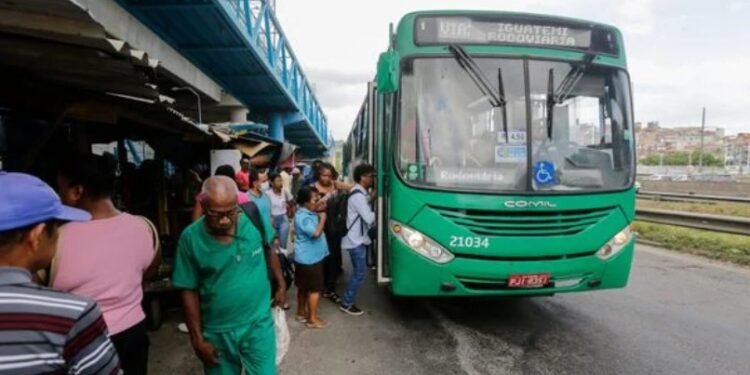 Ponto de ônibus em dia de assembleia dos rodoviários. Crédito: Arisson Marinho/CORREIO