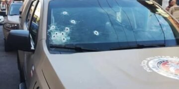 Viatura foi atingida por disparos. Crédito: Reprodução