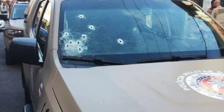Viatura foi atingida por disparos. Crédito: Reprodução