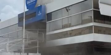 Prefeitura de Salvador é evacuada após incêndio no subsolo; VÍDEO Foto: Reprodução/Redes Sociais