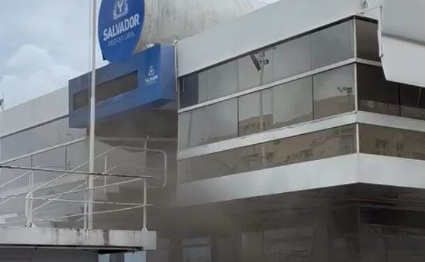 Prefeitura de Salvador é evacuada após incêndio no subsolo; VÍDEO Foto: Reprodução/Redes Sociais