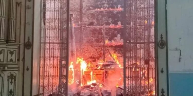 Incêndio atinge igreja em Valença. Crédito: Reprodução