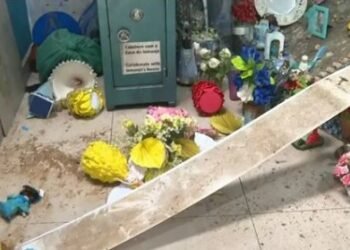 Forro do teto caiu atingindo imagens de Iemanjá. Crédito: Reprodução/TV Bahia