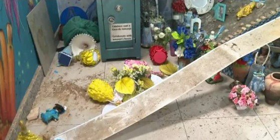 Forro do teto caiu atingindo imagens de Iemanjá. Crédito: Reprodução/TV Bahia