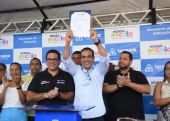 Prefeito participou de assinatura da ordem de serviço para a reconstrução da Escola Municipal Jesus de Nazaré, em Sussuarana - Foto: Betto Jr./ Secom PMS