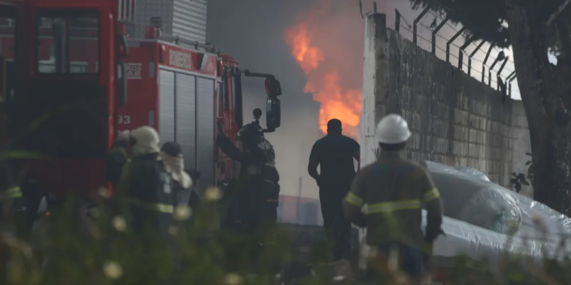 Povoado de Pedra de Cajuita está sofrendo com forte incêndio desde domingo - Foto: Joá Souza | Ag. A TARDE