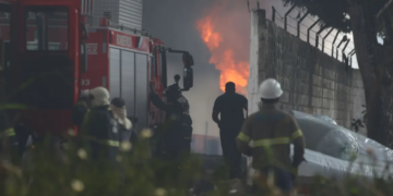 Povoado de Pedra de Cajuita está sofrendo com forte incêndio desde domingo - Foto: Joá Souza | Ag. A TARDE