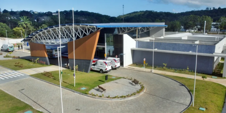 A entrega foi realizada na segunda-feira, 11, pelo governador Jerônimo Rodrigues, acompanhado da secretária estadual da Saúde (Sesab), Roberta Santana - Foto: Joá Souza/GOVBA