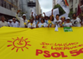 Kleber Rosa participou do cortejo no " Bloco do PSOL" ao lado da pela pré-candidata a vice na chapa, Miralva Alves - Foto: Divulgação