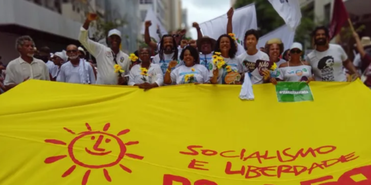 Kleber Rosa participou do cortejo no " Bloco do PSOL" ao lado da pela pré-candidata a vice na chapa, Miralva Alves - Foto: Divulgação