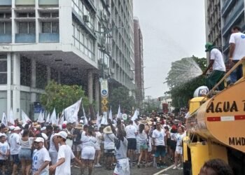 Devotos aproveitam banho de carro-pipa Crédito: Gil Santos/ CORREIO