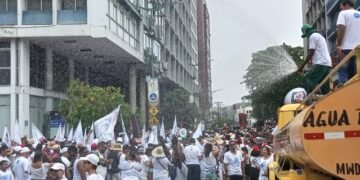 Devotos aproveitam banho de carro-pipa Crédito: Gil Santos/ CORREIO