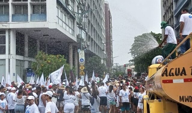 Devotos aproveitam banho de carro-pipa Crédito: Gil Santos/ CORREIO