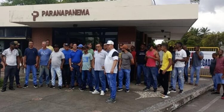 Trabalhadores da Caraíba Metais ficarão acampados na porta da empresa até quinta-feira. - Foto: Divulgação