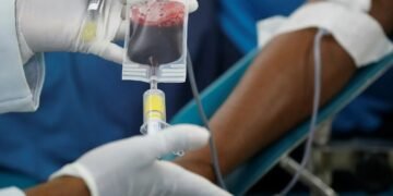 Para doar sangue, é preciso estar em boas condições de saúde, sem sintomas gripais, pesar mais de 50 quilos, estar bem alimentado e ter entre 16 e 69 anos - Foto: Rafael Martins | Ag. A TARDE