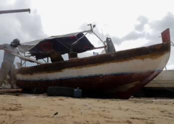 Barco Rio Vermelho, que leva presentes de Iemanjá, em restauração por João do Giro - Foto: Mila Souza/ Ag. A TARDE