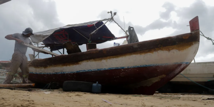 Barco Rio Vermelho, que leva presentes de Iemanjá, em restauração por João do Giro - Foto: Mila Souza/ Ag. A TARDE