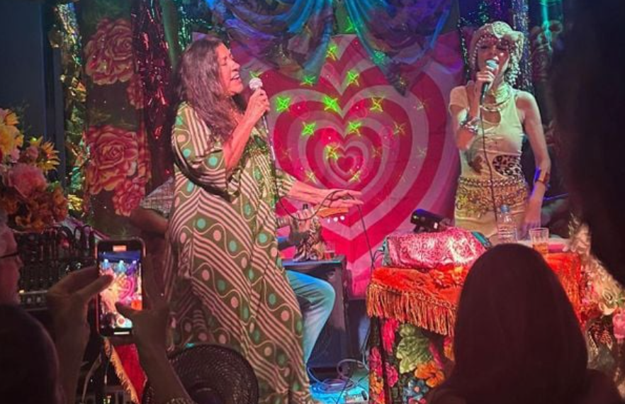 Regina Casé canta em Salvador Crédito: Malu Fontes e Alô Alô Bahia