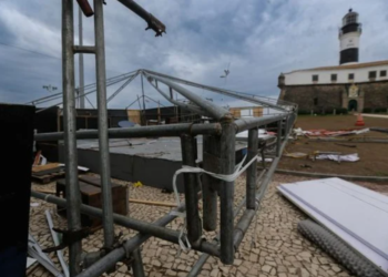 Vento derruba posto da SSP que está sendo montado para o Carnaval Crédito: Arisson Marinho/CORREIO