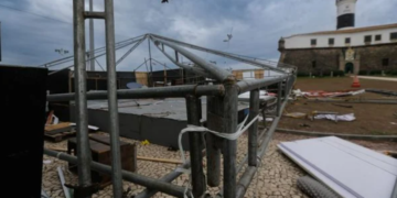 Vento derruba posto da SSP que está sendo montado para o Carnaval Crédito: Arisson Marinho/CORREIO