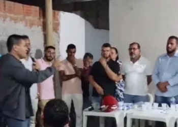 Prefeito participou de ato em um bairro da cidade e foi surpreendido com fala de "apoiador" - Foto: Reprodução/Instagram