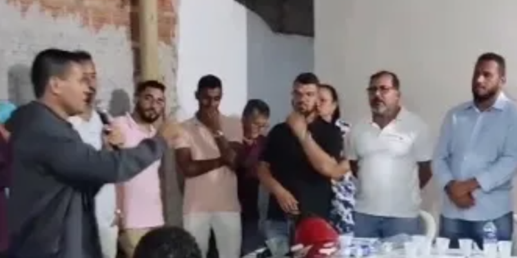 Prefeito participou de ato em um bairro da cidade e foi surpreendido com fala de "apoiador" - Foto: Reprodução/Instagram